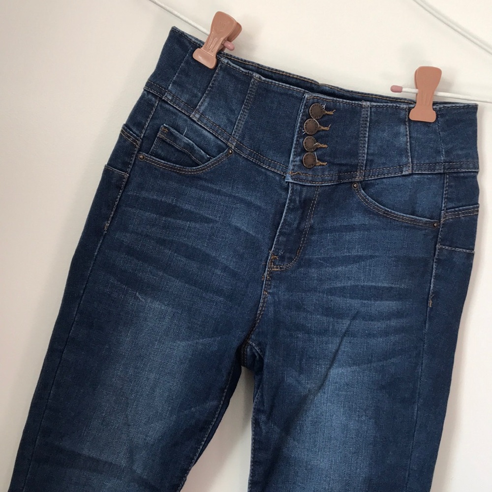 Butt lifting wax jeans